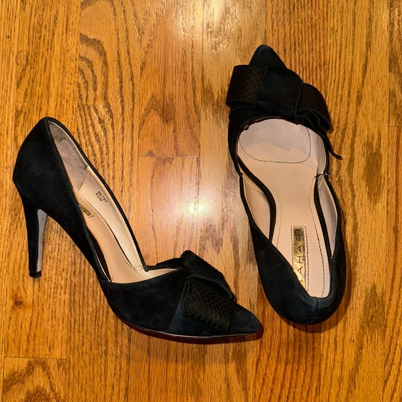 COPY - Tahari Black Bow Pumps - Picture 1 of 6